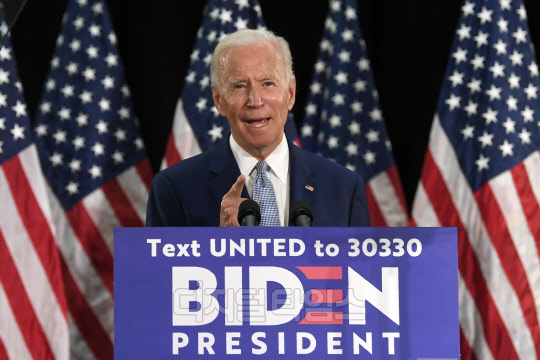 미국 민주당 대선후보로 사실상 확정된 조 바이든 전 부통령이 5일 델라웨어주 도버에 자리 잡고 있는 델라웨어 주립대학교에서 강연하고 있다. 바이든은 이 자리에서 도널드 트럼프 대통령이 고용지표 개선을 자랑한 데 대해 흑인과 히스패닉계의 실업이 증가하는 등 여전히 많은 미국인이 힘들어한다고 꼬집었다.  [도버=AP 연합뉴스]